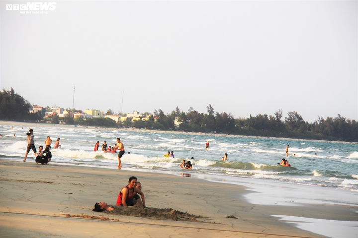 Dựng barie ngăn dân xuống bãi biển Mỹ Khê để phòng Covid-19 - 2