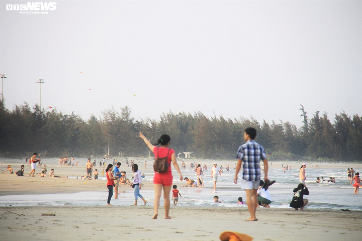 Dịch Covid-19: Dân Quảng Ngãi vẫn nườm nượp kéo xuống biển tắm - 4