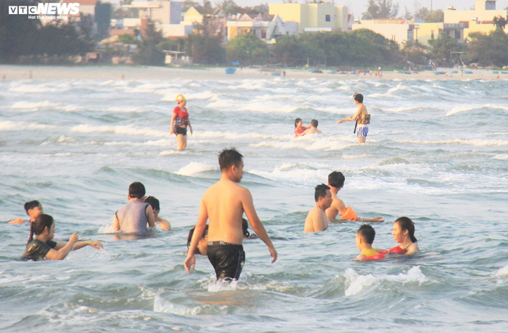 Dựng barie ngăn dân xuống bãi biển Mỹ Khê để phòng Covid-19 - 1