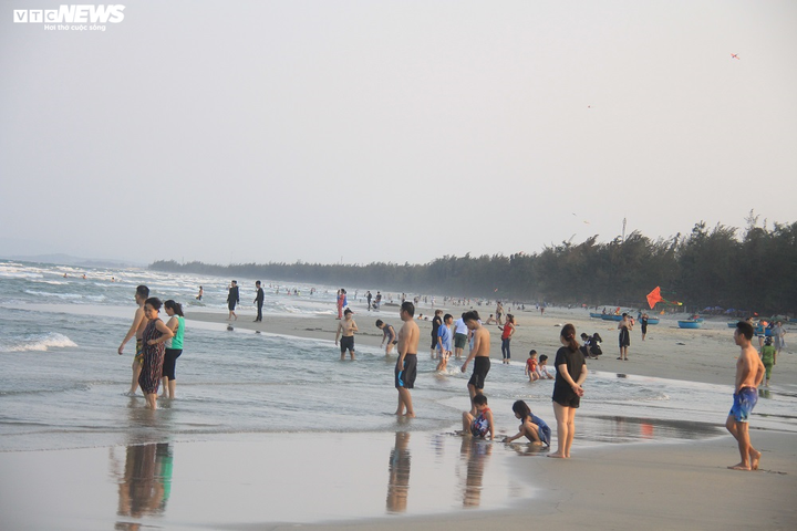Dịch Covid-19: Dân Quảng Ngãi vẫn nườm nượp kéo xuống biển tắm - 6