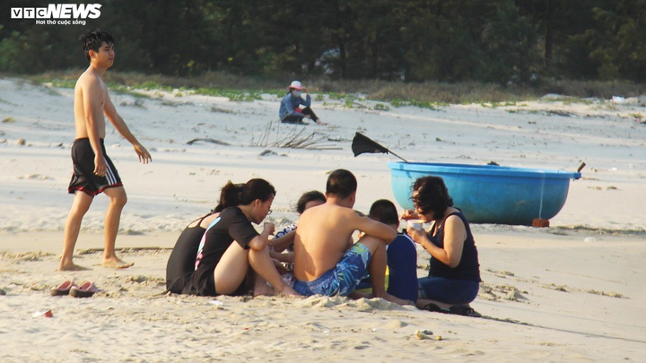 Dịch Covid-19: Dân Quảng Ngãi vẫn nườm nượp kéo xuống biển tắm - 3