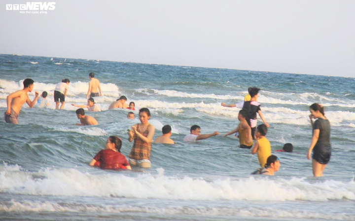 Dịch Covid-19: Dân Quảng Ngãi vẫn nườm nượp kéo xuống biển tắm - 7