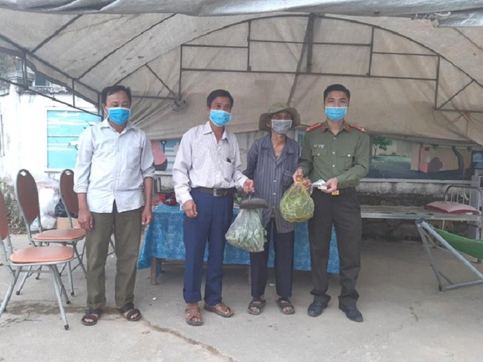 Cảm động cụ ông đạp xe đến khu cách ly ủng hộ rau, gạo và 20 nghìn đồng - 1