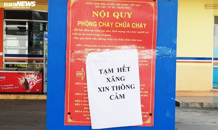 Giá xăng vừa giảm mạnh, nhiều nơi ở Quảng Nam đã 'cháy' hàng - 1