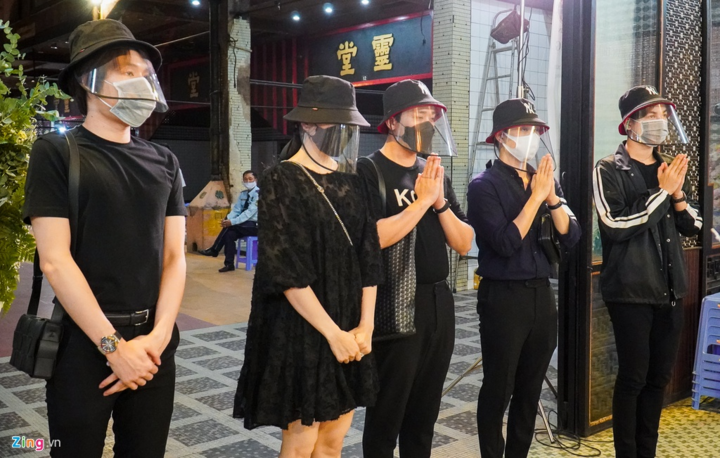 Trấn Thành, Hari Won viếng Mai Phương lúc khuya - 1