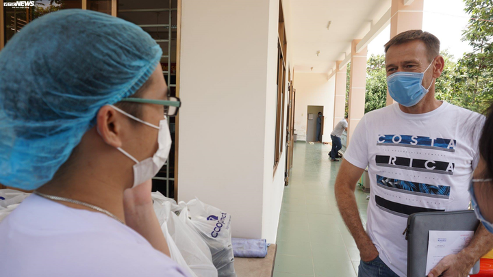 Ảnh: Ba bệnh nhân Covid-19 điều trị ở TP.HCM xuất viện - 6