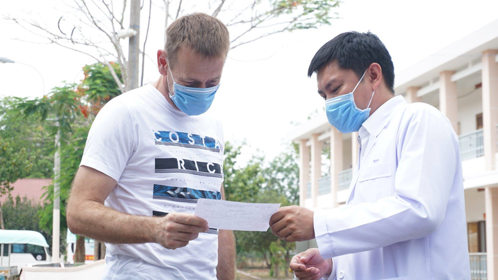 Ảnh: Ba bệnh nhân Covid-19 điều trị ở TP.HCM xuất viện - 3