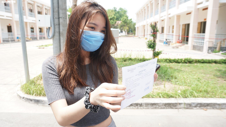 Ảnh: Ba bệnh nhân Covid-19 điều trị ở TP.HCM xuất viện - 5