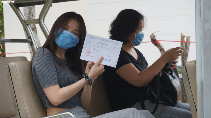 Ảnh: Ba bệnh nhân Covid-19 điều trị ở TP.HCM xuất viện - 7