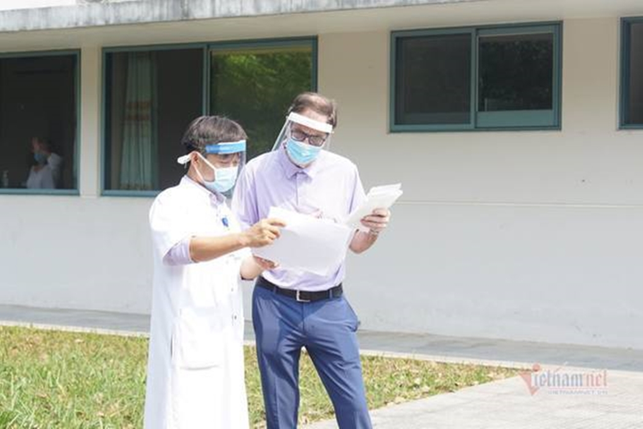 Bệnh nhân mắc Covid-19 thứ 49 xuất viện, chờ vợ khỏi bệnh cùng về nước - 1