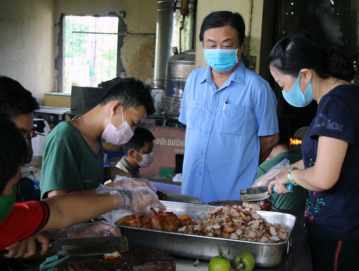 Nữ tiến sĩ cùng gia đình ở khu cách ly: Dễ chịu, vừa làm việc, vừa dạy con học - 4