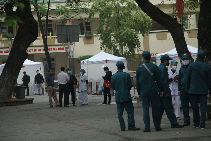 Ảnh: Trạm test nhanh 10 phút ở Hà Nội mở cửa đón người dân xét nghiệm Covid-19 - 1