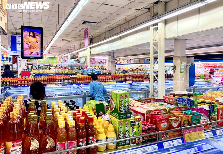 Hàng hoá chất đầy kệ tại các siêu thị lớn ở TP.HCM - 8