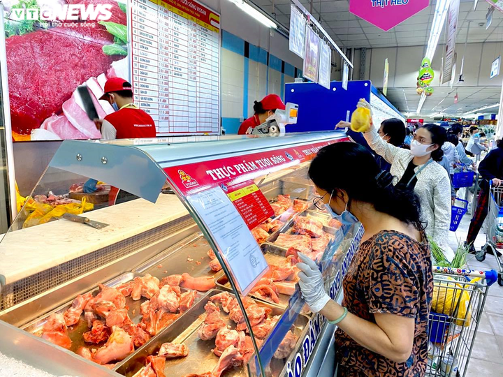 Hàng hoá chất đầy kệ tại các siêu thị lớn ở TP.HCM - 2