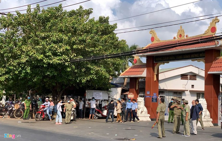 Trương Quỳnh Anh, Ốc Thanh Vân khóc đưa tiễn Mai Phương về nơi an nghỉ - 9