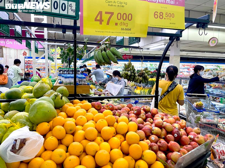 Hàng hoá chất đầy kệ tại các siêu thị lớn ở TP.HCM - 6