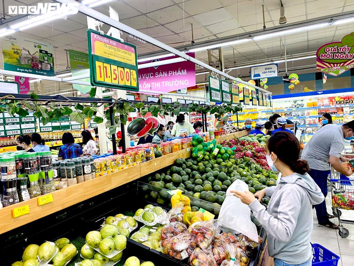 Hàng hoá chất đầy kệ tại các siêu thị lớn ở TP.HCM - 1