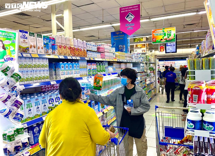 Hàng hoá chất đầy kệ tại các siêu thị lớn ở TP.HCM - 7