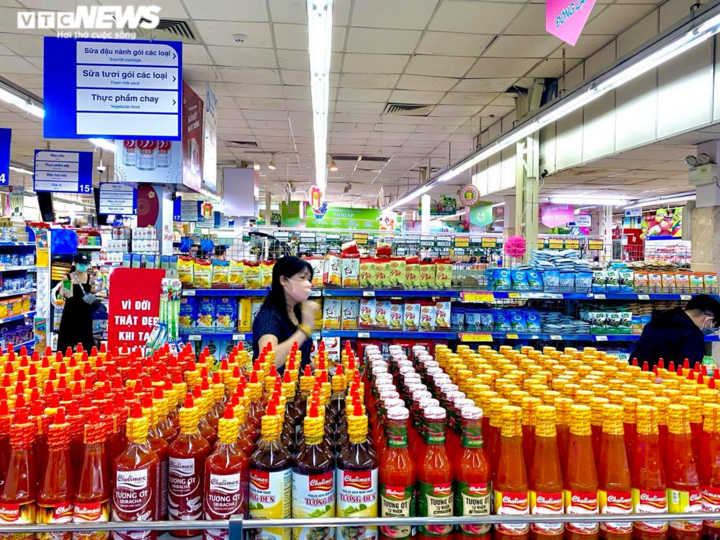 Hàng hoá chất đầy kệ tại các siêu thị lớn ở TP.HCM - 3