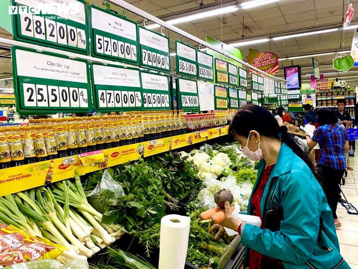 Hàng hoá chất đầy kệ tại các siêu thị lớn ở TP.HCM - 5