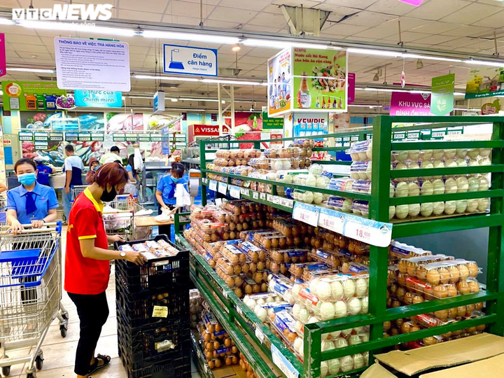 Hàng hoá chất đầy kệ tại các siêu thị lớn ở TP.HCM - 4