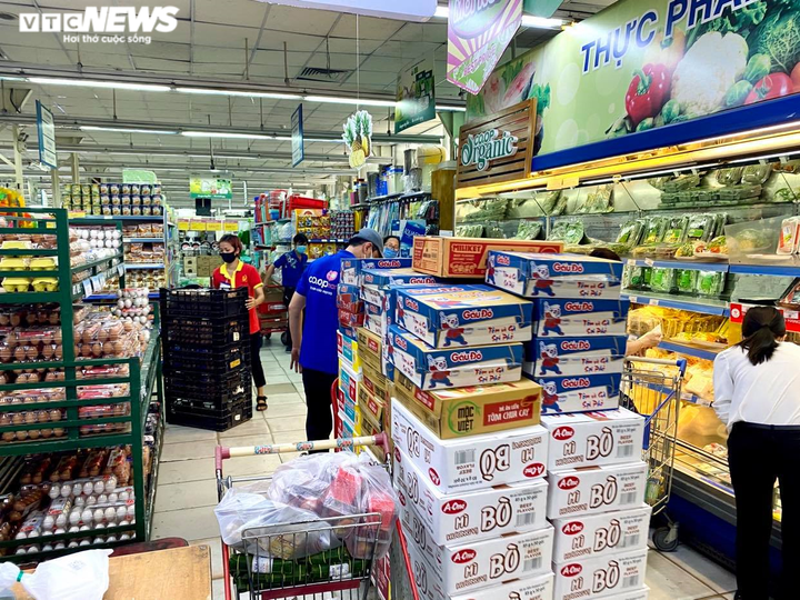 Hàng hoá chất đầy kệ tại các siêu thị lớn ở TP.HCM - 11