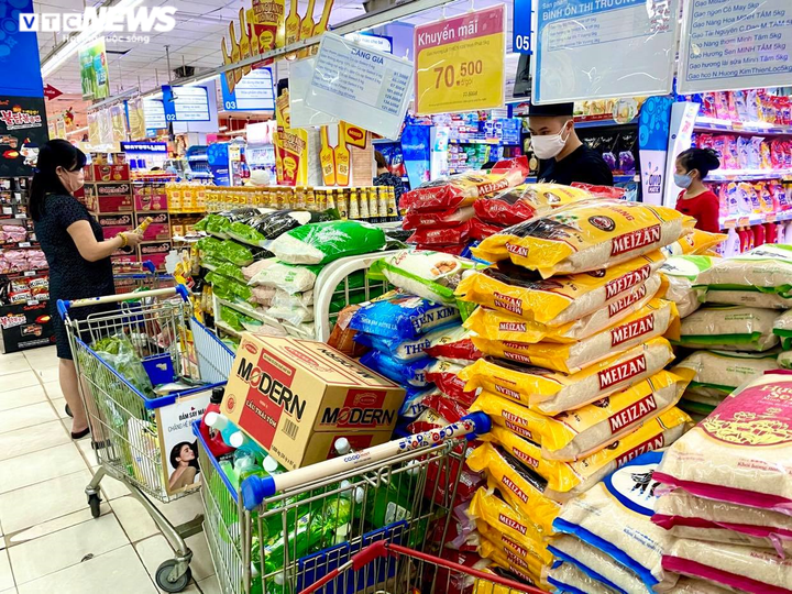 Hàng hoá chất đầy kệ tại các siêu thị lớn ở TP.HCM - 9