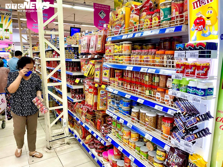 Hàng hoá chất đầy kệ tại các siêu thị lớn ở TP.HCM - 12