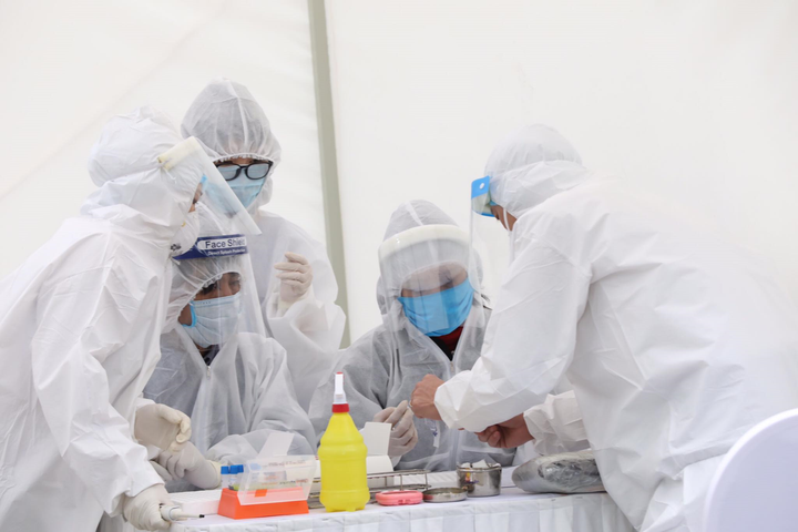 Ảnh: Trạm test nhanh 10 phút ở Hà Nội mở cửa đón người dân xét nghiệm Covid-19 - 10