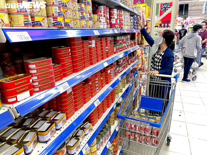 Hàng hoá chất đầy kệ tại các siêu thị lớn ở TP.HCM - 10