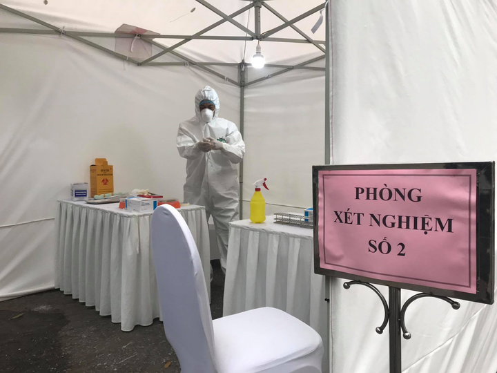 Ảnh: Trạm test nhanh 10 phút ở Hà Nội mở cửa đón người dân xét nghiệm Covid-19 - 5