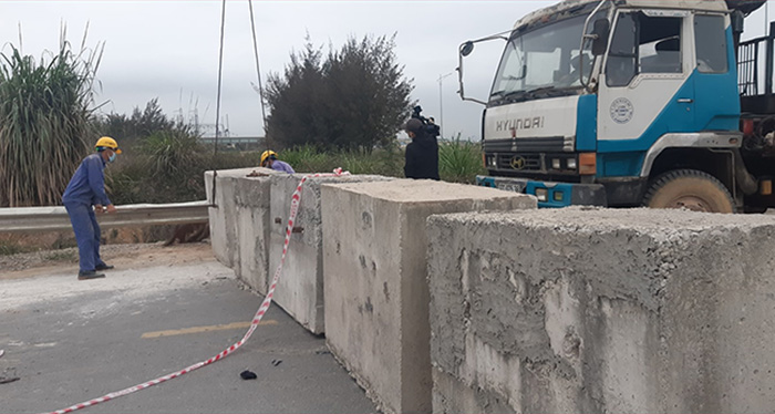 Đổ đất, cẩu bê tông chặn đường kiểm soát người ra vào thôn để chống Covid-19 - 3