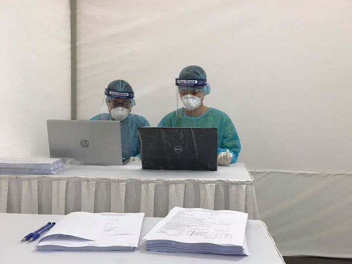 Ảnh: Trạm test nhanh 10 phút ở Hà Nội mở cửa đón người dân xét nghiệm Covid-19 - 12