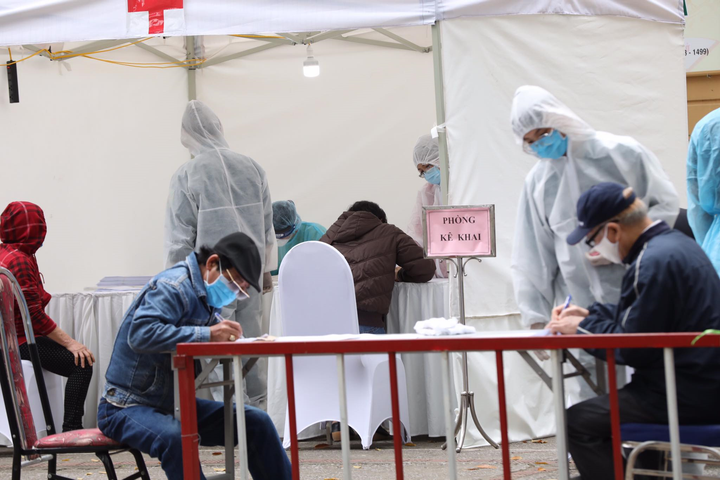 Ảnh: Trạm test nhanh 10 phút ở Hà Nội mở cửa đón người dân xét nghiệm Covid-19 - 7