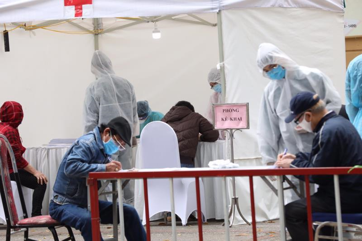 Ba bệnh nhân Covid-19 nặng xét nghiệm âm tính 2 lần với virus corona - 1