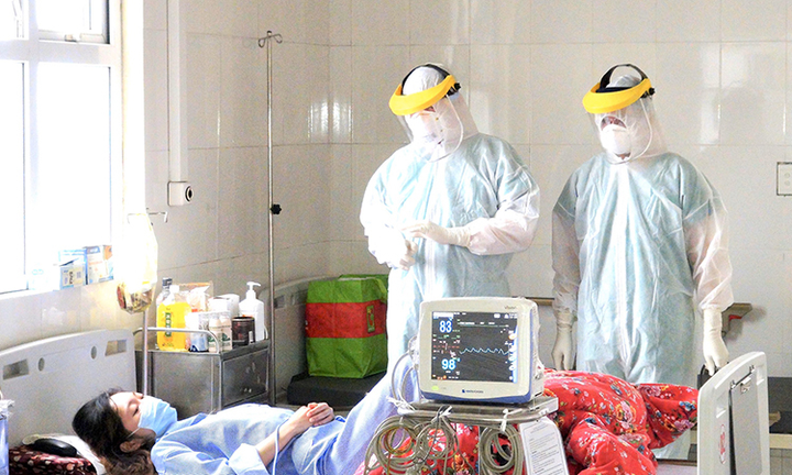 Cuộc gặp ngắn ngủi, cách gần chục mét qua hàng rào cách ly của vợ chồng bác sĩ - 2