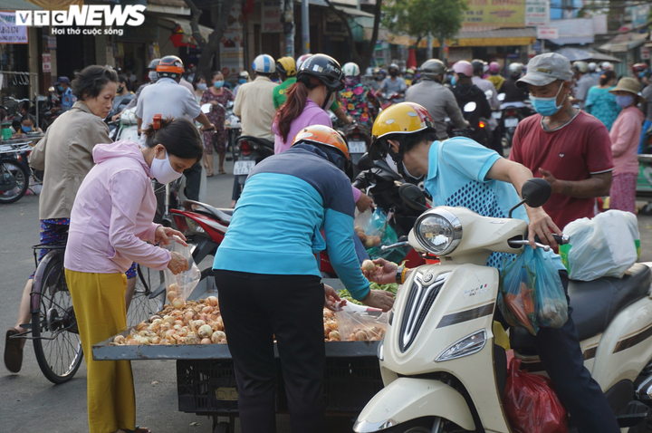Trước lệnh cách ly toàn xã hội, hàng trăm người dân TP.HCM vẫn tụ tập họp chợ - 5