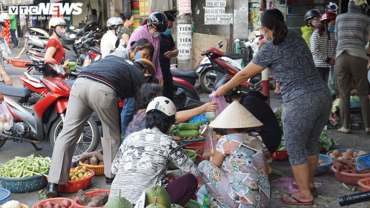 Trước lệnh cách ly toàn xã hội, hàng trăm người dân TP.HCM vẫn tụ tập họp chợ - 6