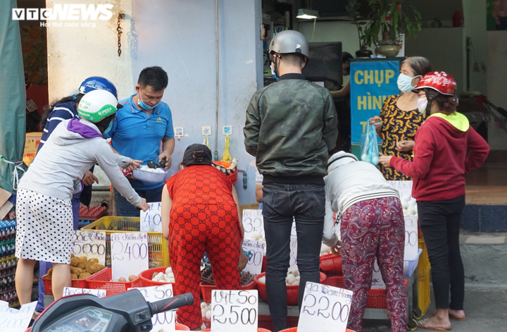 Trước lệnh cách ly toàn xã hội, hàng trăm người dân TP.HCM vẫn tụ tập họp chợ - 8