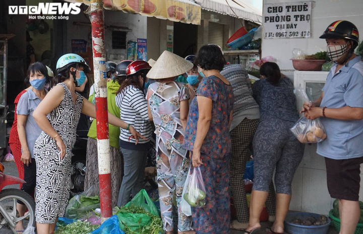 Trước lệnh cách ly toàn xã hội, hàng trăm người dân TP.HCM vẫn tụ tập họp chợ - 3