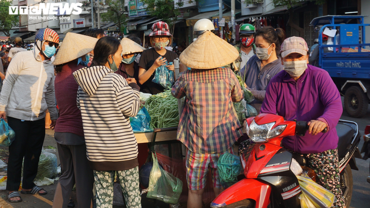 Trước lệnh cách ly toàn xã hội, hàng trăm người dân TP.HCM vẫn tụ tập họp chợ - 9