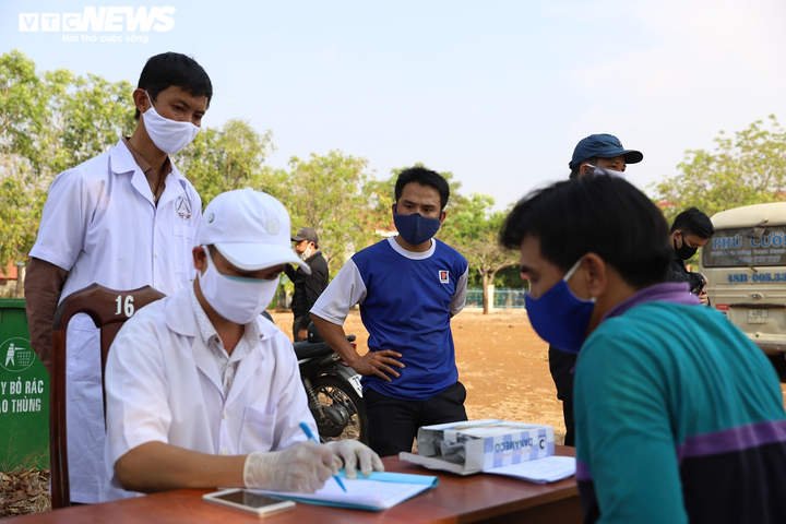 TP Buôn Ma Thuột lập nhiều chốt trên các tuyến đường quan trọng để kiểm dịch - 8