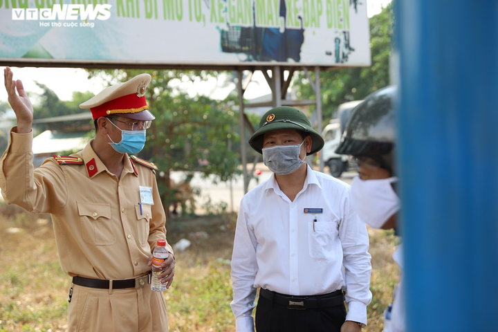 TP Buôn Ma Thuột lập nhiều chốt trên các tuyến đường quan trọng để kiểm dịch - 11