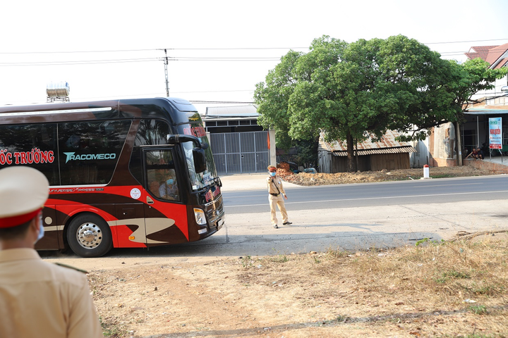 TP Buôn Ma Thuột lập nhiều chốt trên các tuyến đường quan trọng để kiểm dịch - 4