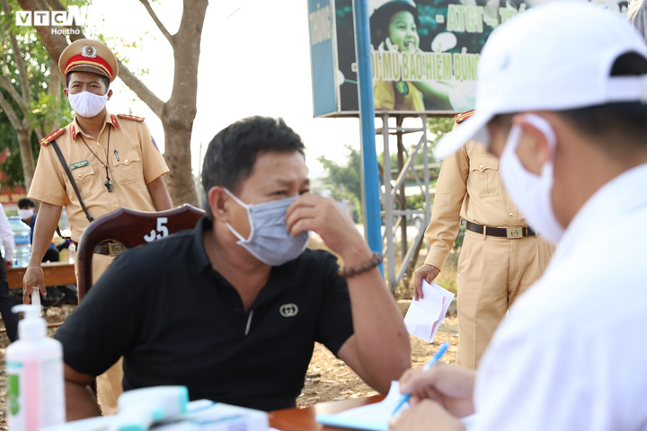 TP Buôn Ma Thuột lập nhiều chốt trên các tuyến đường quan trọng để kiểm dịch - 9