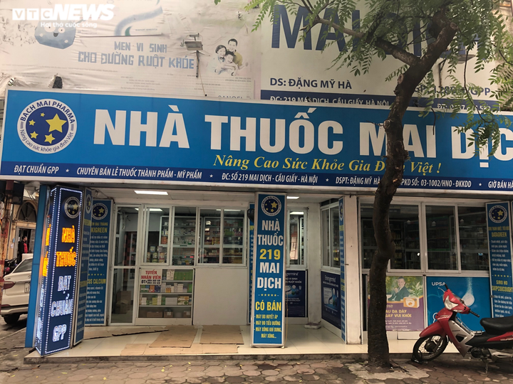 Cửa hàng thuốc vắng vẻ trước ngày cách ly toàn xã hội - 5