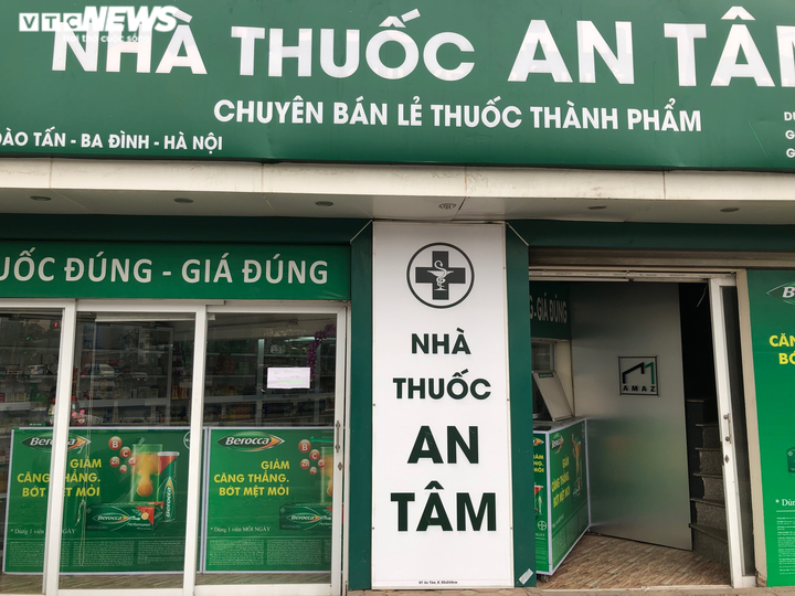 Cửa hàng thuốc vắng vẻ trước ngày cách ly toàn xã hội - 6