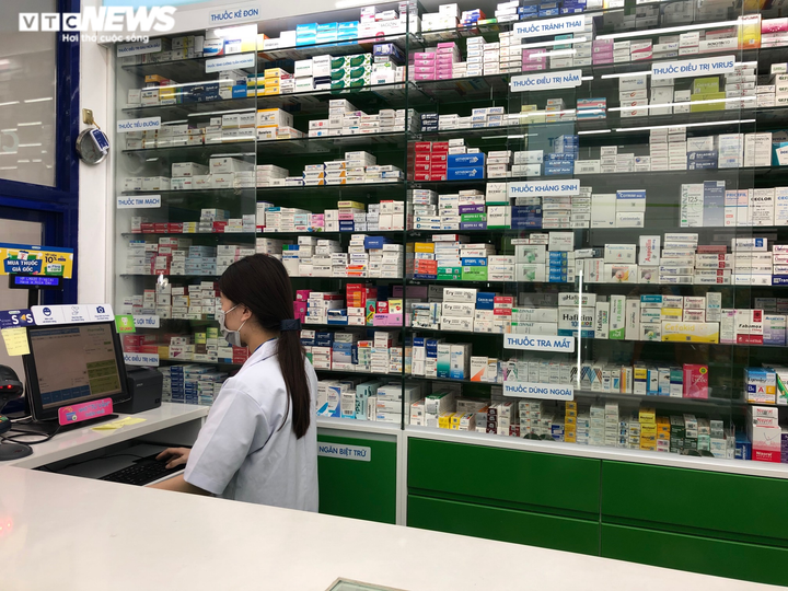 Cửa hàng thuốc vắng vẻ trước ngày cách ly toàn xã hội - 7