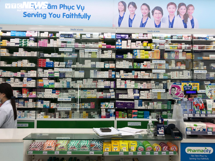 Cửa hàng thuốc vắng vẻ trước ngày cách ly toàn xã hội - 4