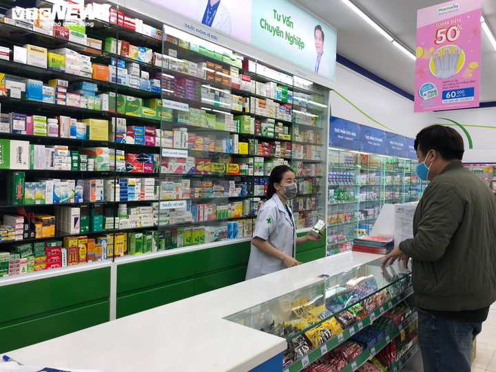Cửa hàng thuốc vắng vẻ trước ngày cách ly toàn xã hội - 2